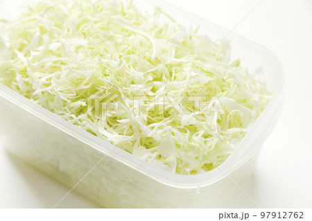 保存容器に入った千切りキャベツ 97912762