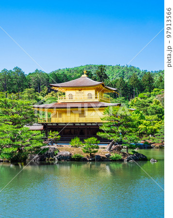 春の京都 金閣寺 縦構図の写真素材 [97913566] - PIXTA