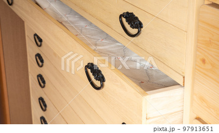 日本の家具｜桐ダンス・桐箪笥　着物の収納イメージ 97913651