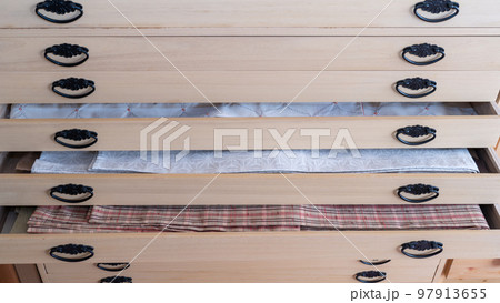 日本の家具｜桐ダンス・桐箪笥　着物の収納イメージ 97913655