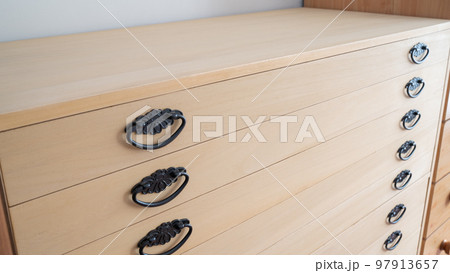 日本の家具｜桐ダンス・桐箪笥　着物の収納イメージ 97913657