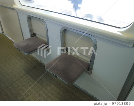 ハイデッカーグリーン車のキロ182 500番台にも設置されている補助座席 ハイデッカーグリーン車のキロ182 500番台にも設置されている補助座席 97913809