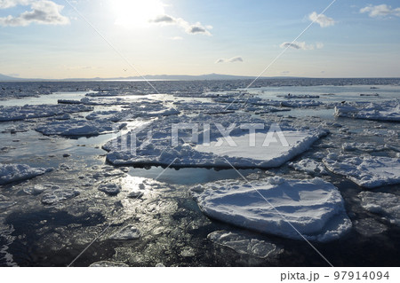 羅臼の流氷、知床半島、北海道 97914094