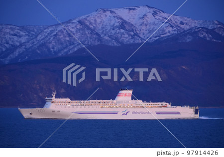 積丹半島沖を航行する舞鶴港発小樽港行のフェリー「あかしあ」 積丹半島沖を航行する舞鶴港発小樽港行のフェリー「あかしあ」 97914426