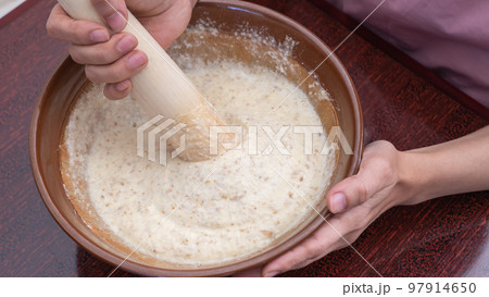 自然薯・すり鉢でとろろ汁をすりおろす 97914650