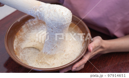 自然薯・すり鉢でとろろ汁をすりおろす 97914651