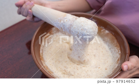 自然薯・すり鉢でとろろ汁をすりおろす 97914652