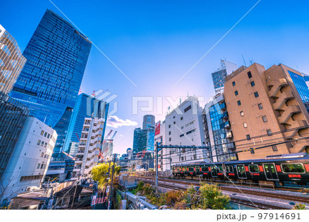 日本の東京都市景観 渋谷駅や渋谷スクランブルスクエア、のんべい横丁、黒い山手線などを望む 97914691