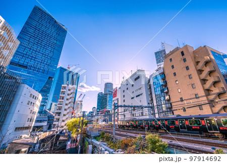 日本の東京都市景観 渋谷駅や渋谷スクランブルスクエア、のんべい横丁、黒い山手線などを望む 97914692
