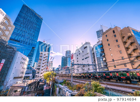 日本の東京都市景観 渋谷駅や渋谷スクランブルスクエア、のんべい横丁、黒い山手線などを望む 日本の東京都市景観 渋谷駅や渋谷スクランブルスクエア、のんべい横丁、黒い山手線などを望む 97914694