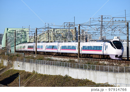 江戸川橋梁を渡るE657系常磐線電車 97914766