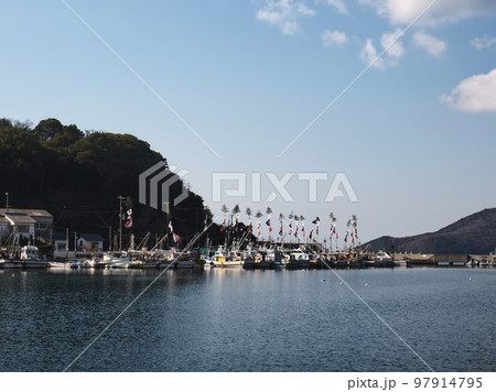 2023年元日の室津漁港の風景 大漁旗 2023年元日の室津漁港の風景 大漁旗 97914795