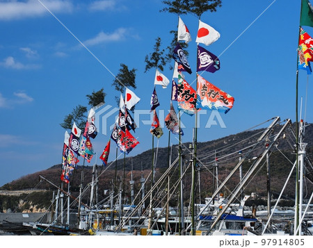 2023年元日の室津漁港の風景　大漁旗 97914805