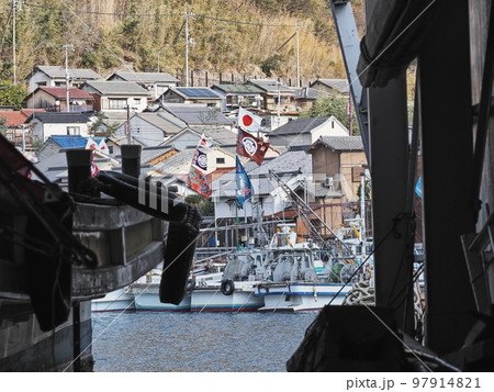 2023年元日の室津漁港の風景 大漁旗 2023年元日の室津漁港の風景 大漁旗 97914821