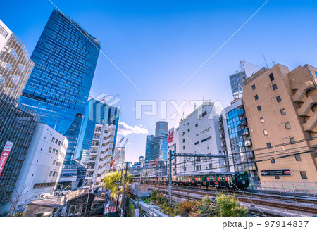 日本の東京都市景観 渋谷駅や渋谷スクランブルスクエア、のんべい横丁、黒い山手線などを望む 97914837