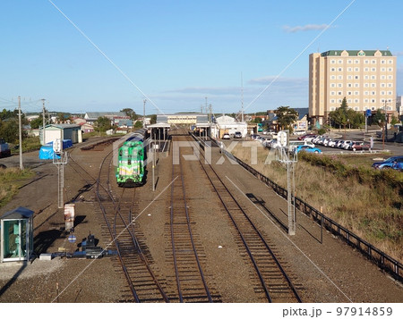 知床斜里駅で入換まで待機するノロッコ号機関車牽引の「THE ROYAL EXPRESS」 97914859