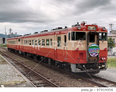 団体臨時列車の役目を終えて基地への回送前に待機するツートンカラーのキハ40形 団体臨時列車の役目を終えて基地への回送前に待機するツートンカラーのキハ40形 97914956