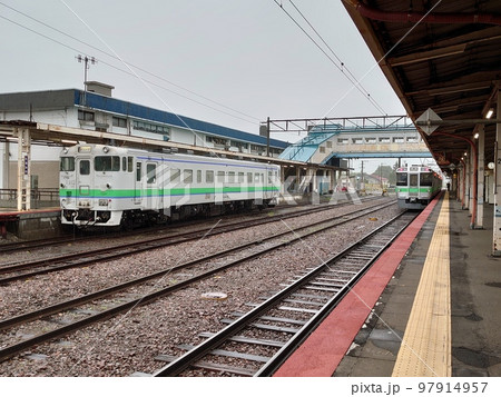 見納めが意外と早そうなキハ40形と721系の普通列車の顔合わせ 97914957