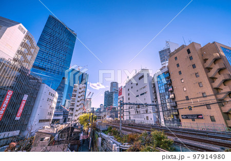 日本の東京都市景観 渋谷駅や渋谷スクランブルスクエア、桜丘口再開発、のんべい横丁などを望む 97914980