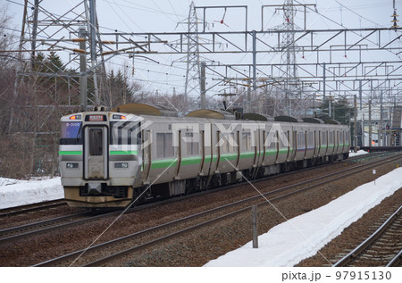 新千歳空港からの乗客を乗せて札幌方面へ向けサッポロビール庭園駅を通過する快速「エアポート」(後追い) 新千歳空港からの乗客を乗せて札幌方面へ向けサッポロビール庭園駅を通過する快速「エアポート」(後追い) 97915130