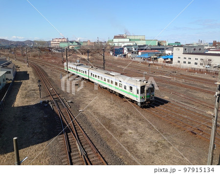 東室蘭駅構内で転線のため入換をするキハ143形 97915134