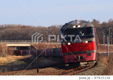 長大な貨物列車を力強く牽引するDF200形ディーゼル機関車 長大な貨物列車を力強く牽引するDF200形ディーゼル機関車 97915136
