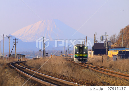 羊蹄山を望む黄金駅を出発した東室蘭行き普通列車 羊蹄山を望む黄金駅を出発した東室蘭行き普通列車 97915137