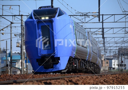 カーブに僅かに車体を傾けて札幌市中心の札幌駅へ向かう281系特急「北斗」 カーブに僅かに車体を傾けて札幌市中心の札幌駅へ向かう281系特急「北斗」 97915255