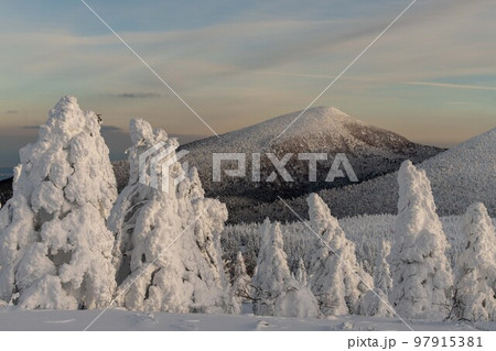 夕暮れ時の冬の蔵王 夕暮れ時の冬の蔵王 97915381