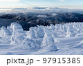 早朝の蔵王樹氷原 97915385