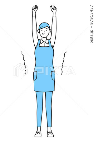 ストレッチで背伸びするエプロンを着たシニア女性 ストレッチで背伸びするエプロンを着たシニア女性 97915457