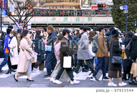 日本の東京都市景観 13万超全国。BQ.1.1感染爆発…（奥に黒い山手線）＝18日、渋谷 97915544