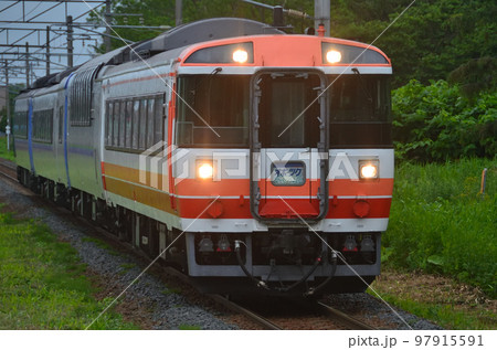 復刻塗装車輌を先頭に幌向駅を通過する特急「オホーツク」 復刻塗装車輌を先頭に幌向駅を通過する特急「オホーツク」 97915591