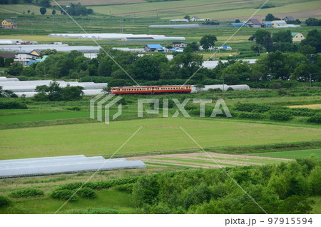 根室本線を快走するツートンカラー2輌編成のキハ40臨時列車(後追い) 根室本線を快走するツートンカラー2輌編成のキハ40臨時列車(後追い) 97915594