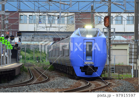 終着函館駅へ向けて五稜郭駅を発車するキハ281系特急「北斗」 終着函館駅へ向けて五稜郭駅を発車するキハ281系特急「北斗」 97915597