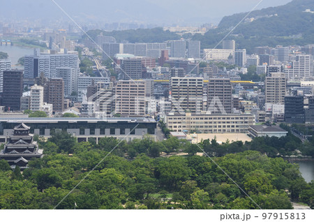 広島城の背後を走り抜けていくドクターイエロー 97915813