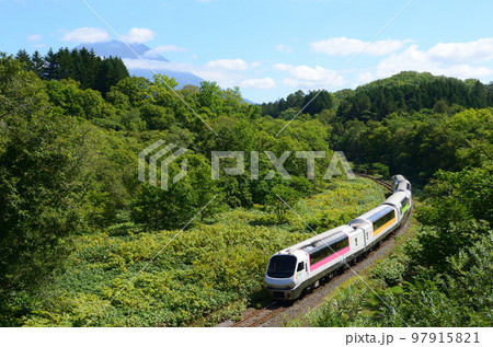 羊蹄山をバックに函館を目指すノースレインボーエクスプレス使用の臨時特急「ニセコ」 97915821