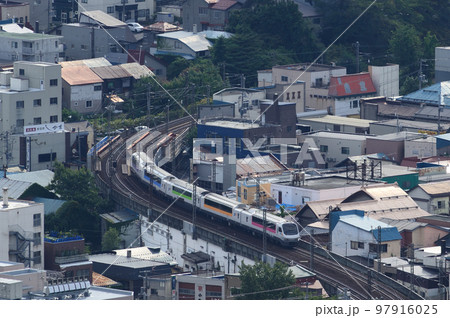 小樽市内の高架線をそろりと進むノースレインボーエクスプレス 97916025