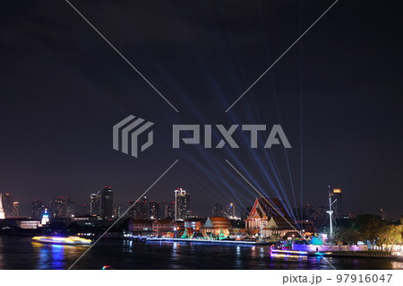 タイ王国バンコク都ワット・カンラヤーナミット寺院周辺の夜景 97916047