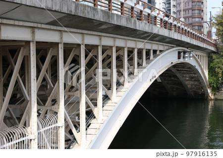 大阪府大阪市の大川に架けられた「天神橋」 大阪府大阪市の大川に架けられた「天神橋」 97916135