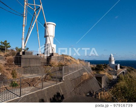 冬の石廊崎灯台 水平線上に伊豆諸島が見える 12月 冬の石廊崎灯台 水平線上に伊豆諸島が見える 12月 97916739