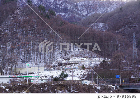 群馬県吾妻郡長野原町のJR吾妻線長野原草津口駅周辺の風景 97916898