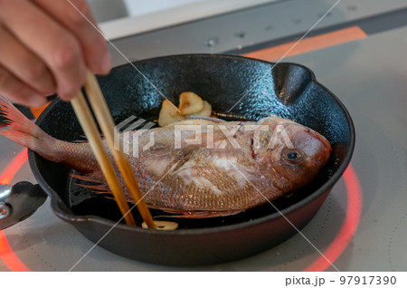 魚をフライパンで調理　アクアパッツァ　調理過程 97917390