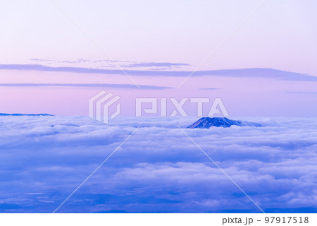2023年元旦朝焼けに染まる雲海に浮かぶ阿蘇山 97917518
