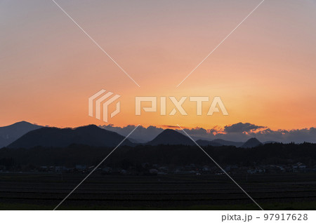 夕暮れの山並み 97917628