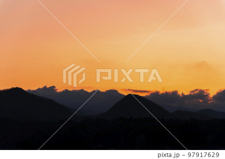 夕暮れの山並み 夕暮れの山並み 97917629