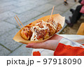 たこ焼きを持つ着物の女性 97918090