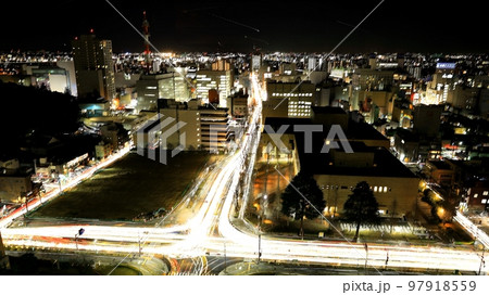 栃木県庁15階展望ロビーからの宇都宮市の夜景と車の航跡 97918559