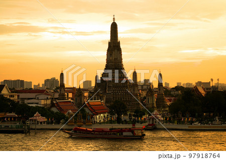 タイ王国の首都バンコク、ワット・アルン夕景 タイ王国の首都バンコク、ワット・アルン夕景 97918764