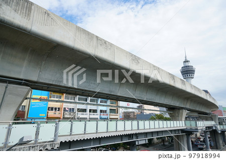 BTSパクナム駅から見たサムットプラカーン市展望台とBTSの線路 BTSパクナム駅から見たサムットプラカーン市展望台とBTSの線路 97918994